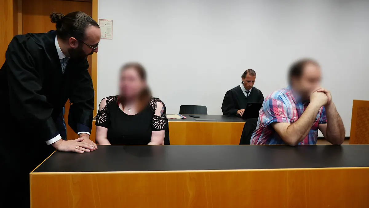Die wegen Misshandlung eines Fünfjährigen angeklagten Eltern gaben die Vorwürfe vor Gericht teilweise zu.