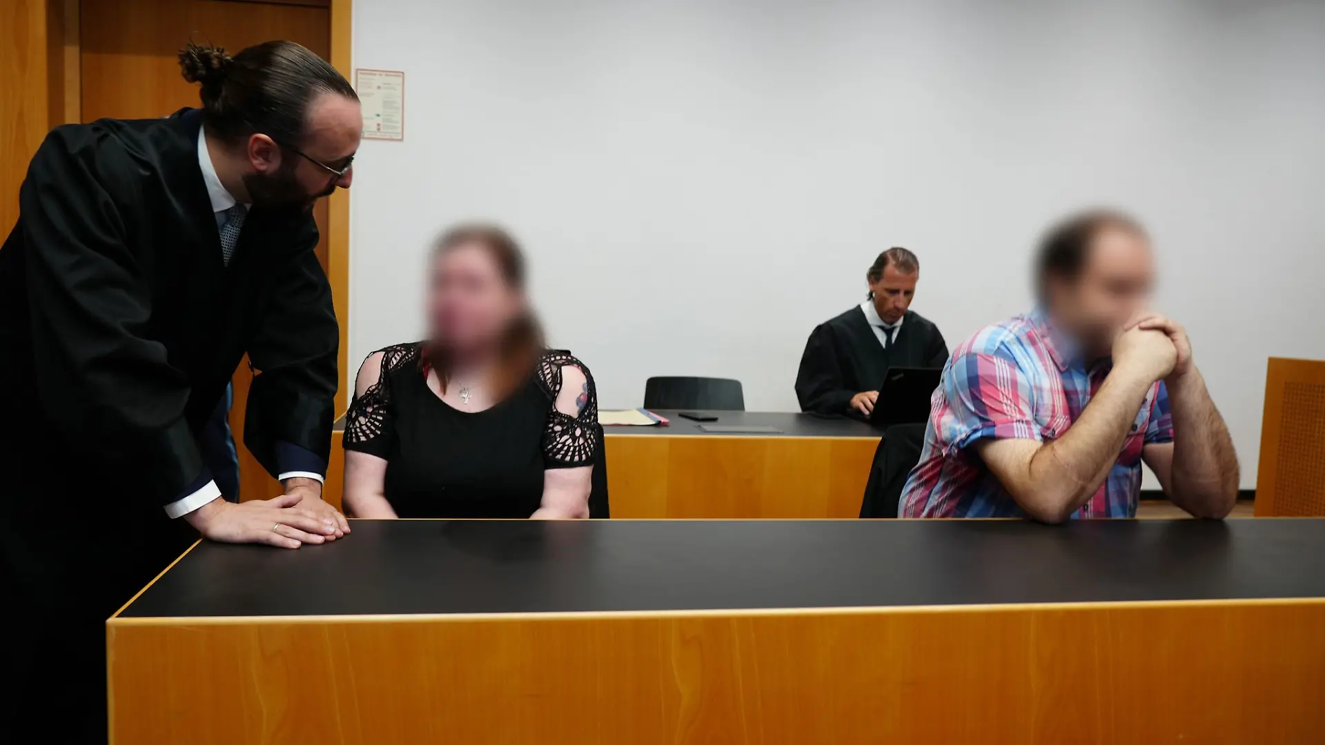 Die wegen Misshandlung eines Fünfjährigen angeklagten Eltern gaben die Vorwürfe vor Gericht teilweise zu.