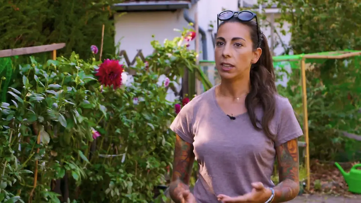 Trainerin Ellen hilft Idefix misstraut