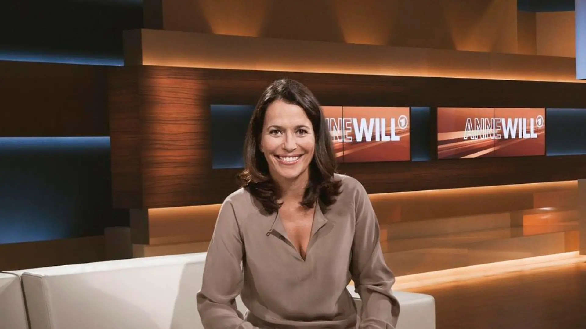 Anne Will talkt mit ihrer gleichnamigen Show derzeit Mittwochsabends