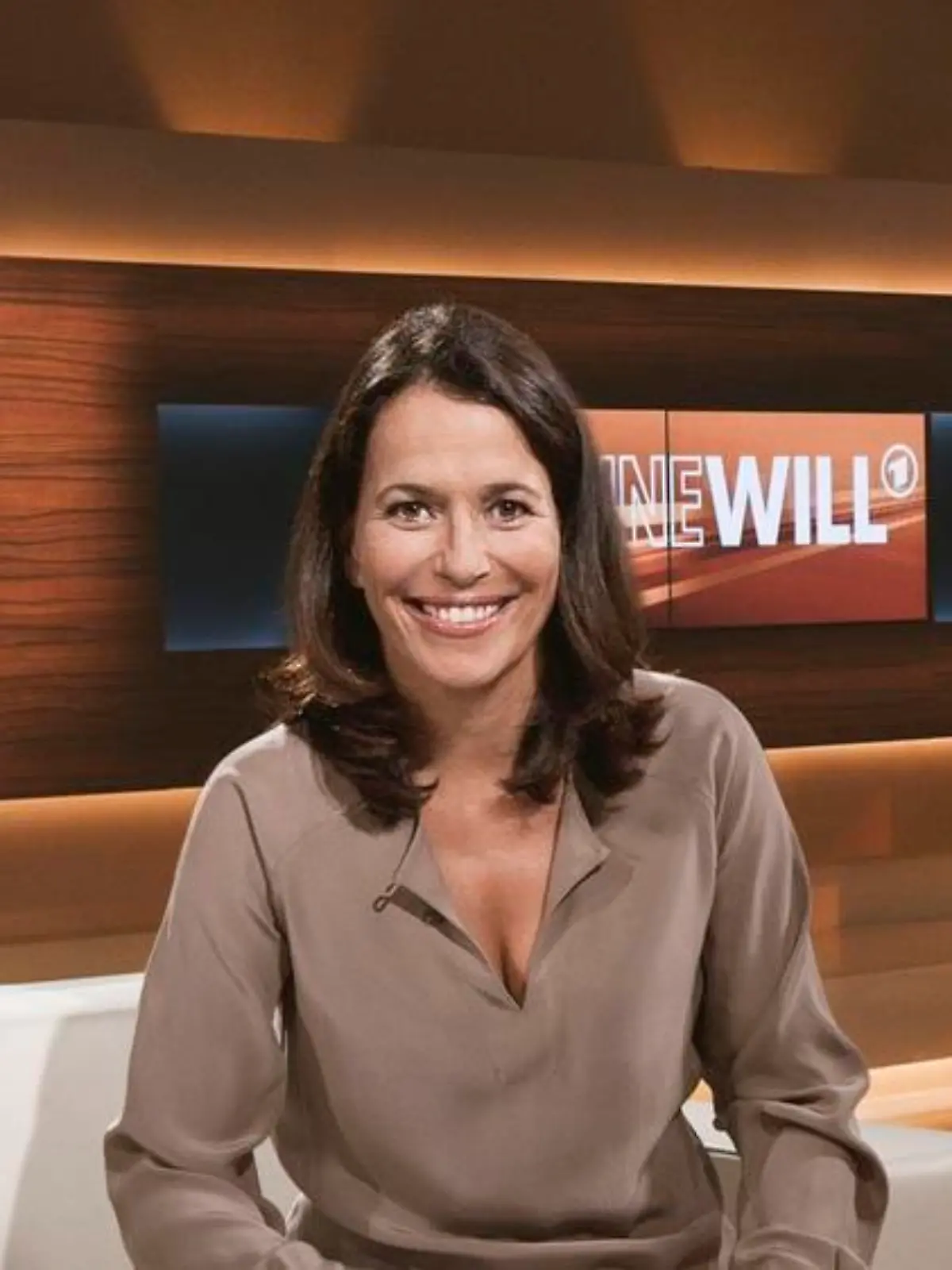 Anne Will talkt mit ihrer gleichnamigen Show derzeit Mittwochsabends