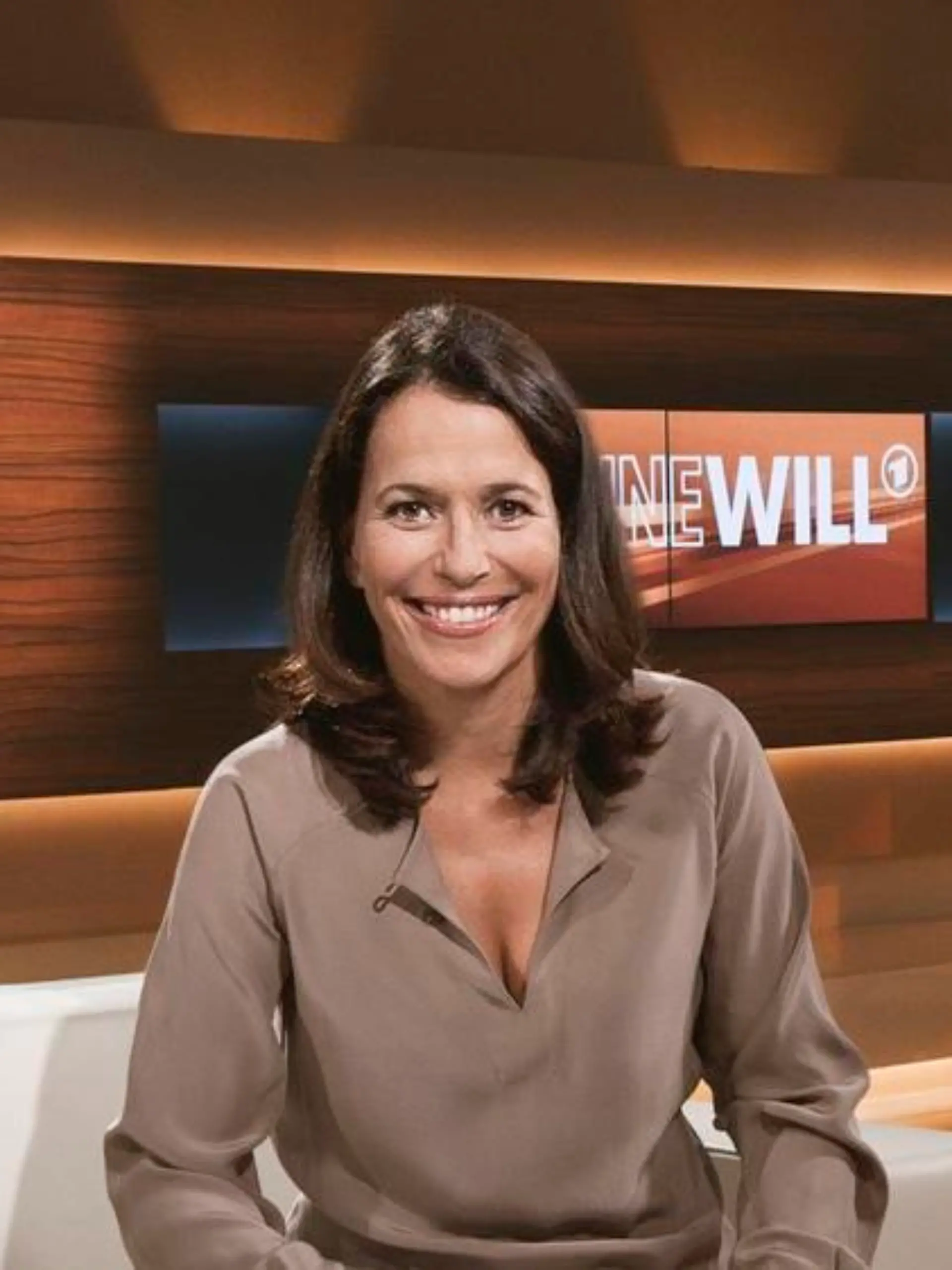 Anne Will talkt mit ihrer gleichnamigen Show derzeit Mittwochsabends