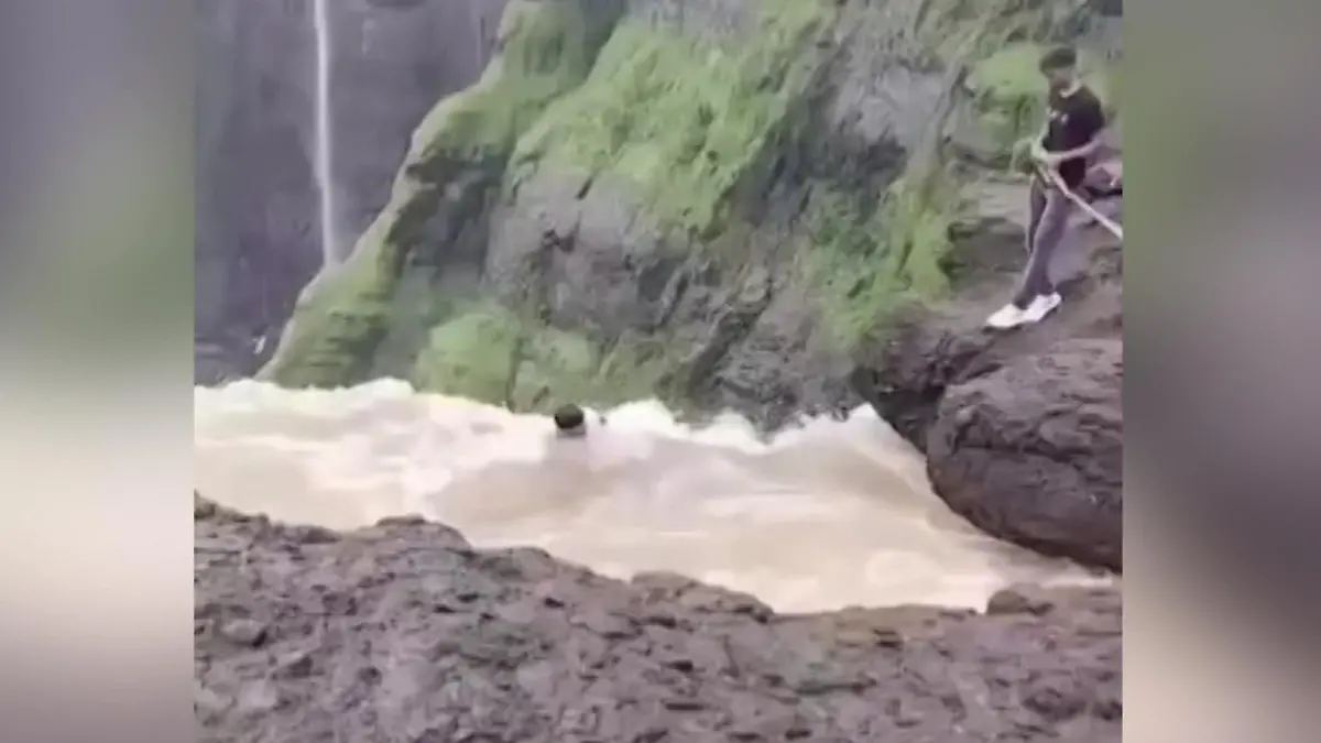 Am Wasserfall eingeklemmt! Tourist hängt an 360 Meter-Abgrund Betrunken und leichtsinnig