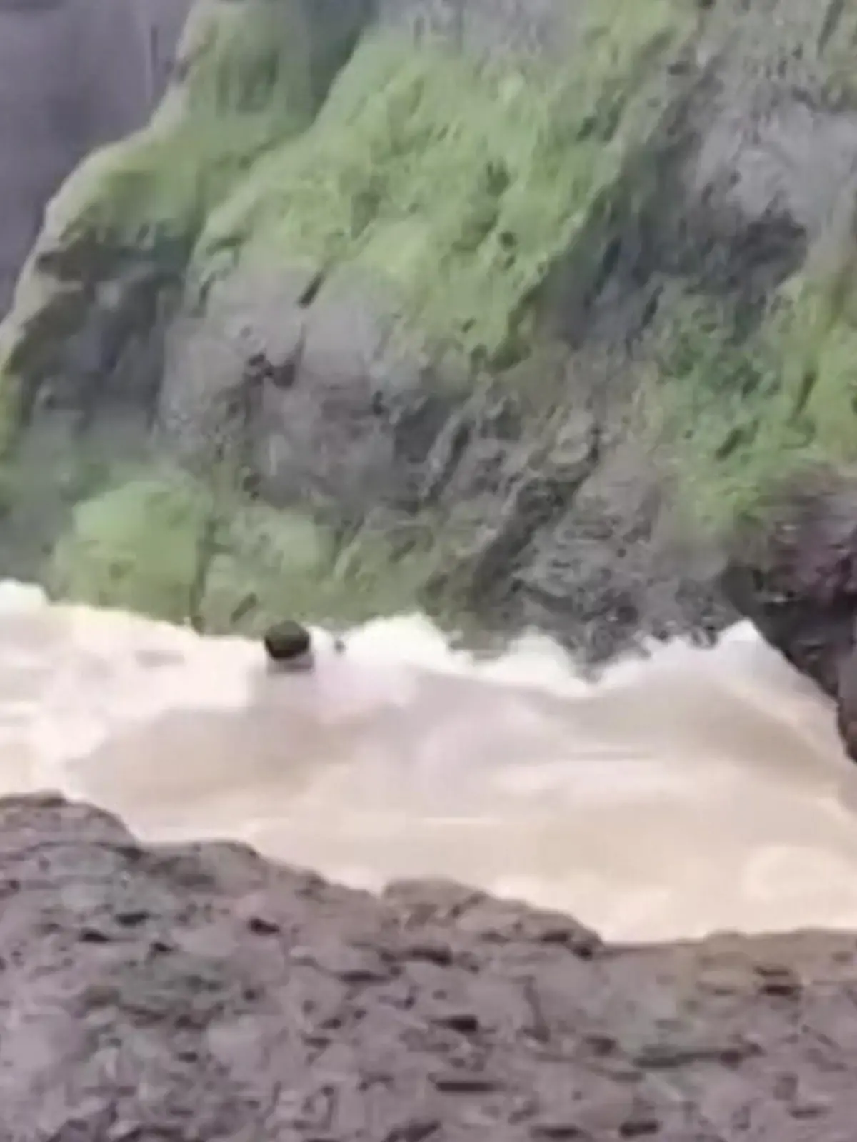 Mann hängt an Kalu Wasserfall