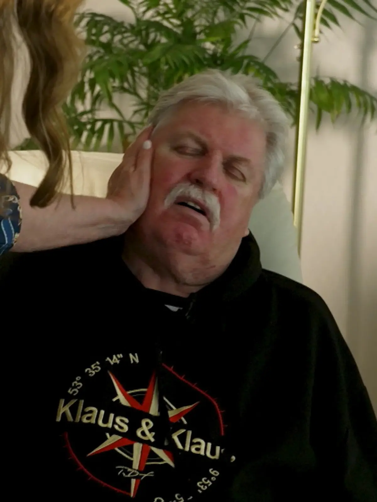 Bild zu: "Klaus Baumgart feiert sich von der Nordseeküste in die Notaufnahme"