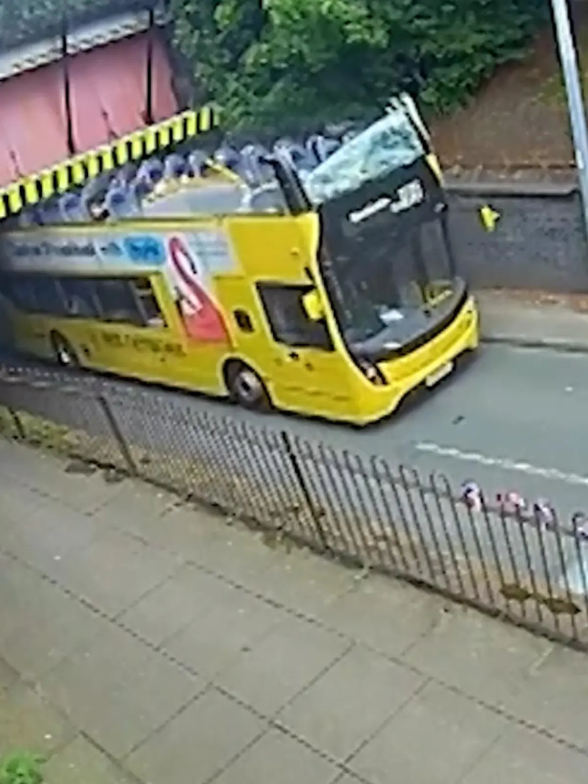 Brücke falsch eingeschätzt! Dach wird von Touristen-Bus gerissen