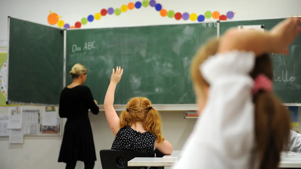 ARCHIV - Schüler der zweiten Klasse melden sich am 19.10.2012 in der Katharinenschule in Hamburg im Unterricht. Am 13.10. stellt das Bildungsministerium in Schwerin (Mecklenburg-Vorpommern) die Hattie-Studie «Auf den Lehrer kommt es an» vor. Aus der Studie geht hervor, dass strukturelle Faktoren wie das Schulsystem, die Klassengröße und die Finanzausstattung eine eher geringe Bedeutung für den Lernerfolg der Schüler haben. Im Zentrum steht vielmehr der Lehrer selbst. Foto: Daniel Reinhardt/dpa (zu dpa vom 13.10.2014) +++(c) dpa - Bildfunk+++