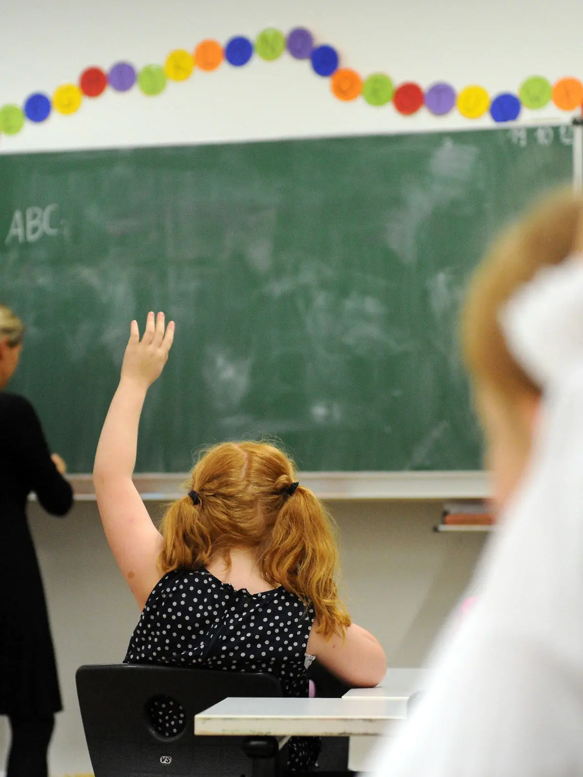 ARCHIV - Schüler der zweiten Klasse melden sich am 19.10.2012 in der Katharinenschule in Hamburg im Unterricht. Am 13.10. stellt das Bildungsministerium in Schwerin (Mecklenburg-Vorpommern) die Hattie-Studie «Auf den Lehrer kommt es an» vor. Aus der Studie geht hervor, dass strukturelle Faktoren wie das Schulsystem, die Klassengröße und die Finanzausstattung eine eher geringe Bedeutung für den Lernerfolg der Schüler haben. Im Zentrum steht vielmehr der Lehrer selbst. Foto: Daniel Reinhardt/dpa (zu dpa vom 13.10.2014) +++(c) dpa - Bildfunk+++