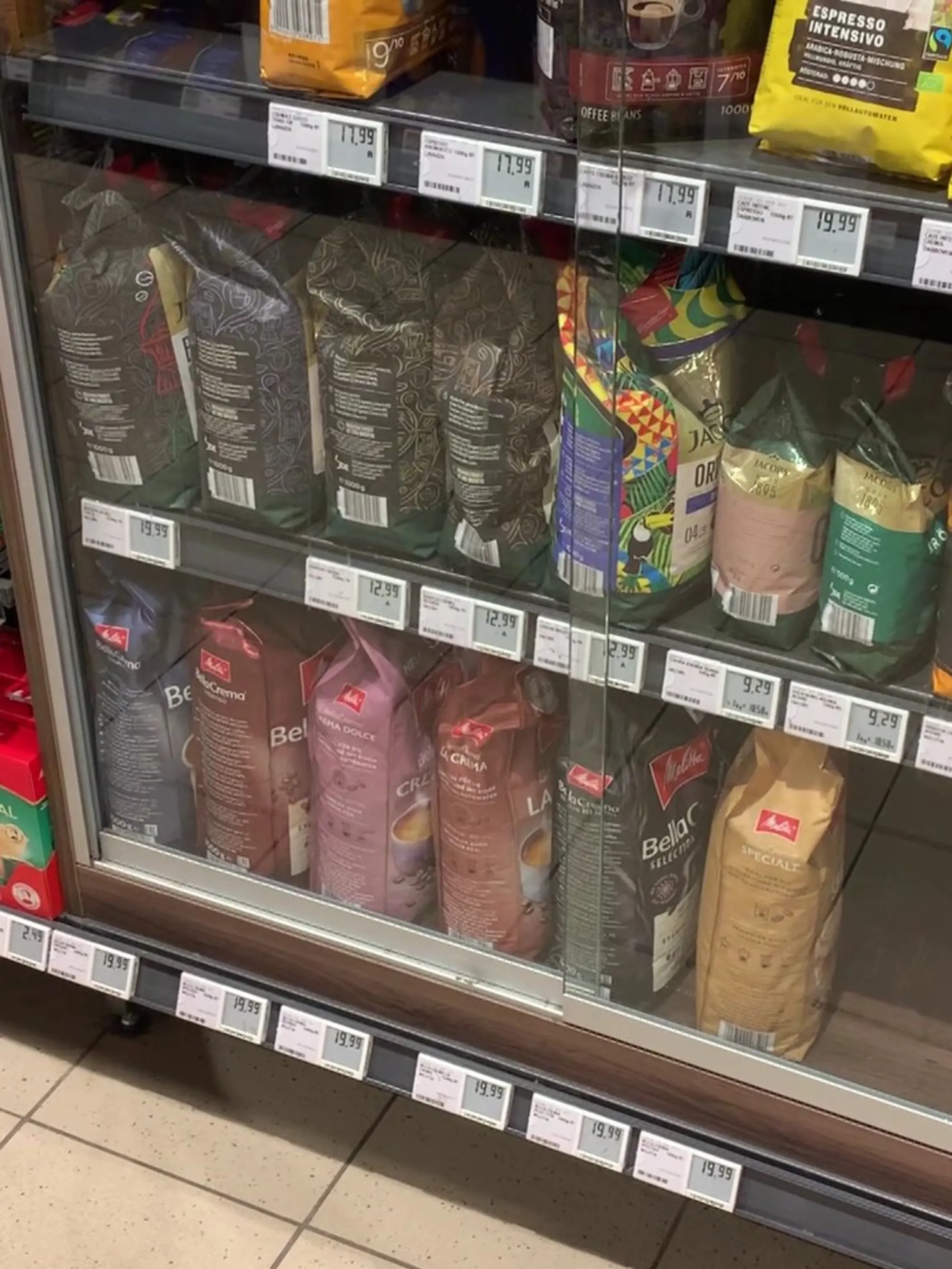 In vielen Supermärkten sind Kaffeebohnen mittlerweile eingeschlossen.