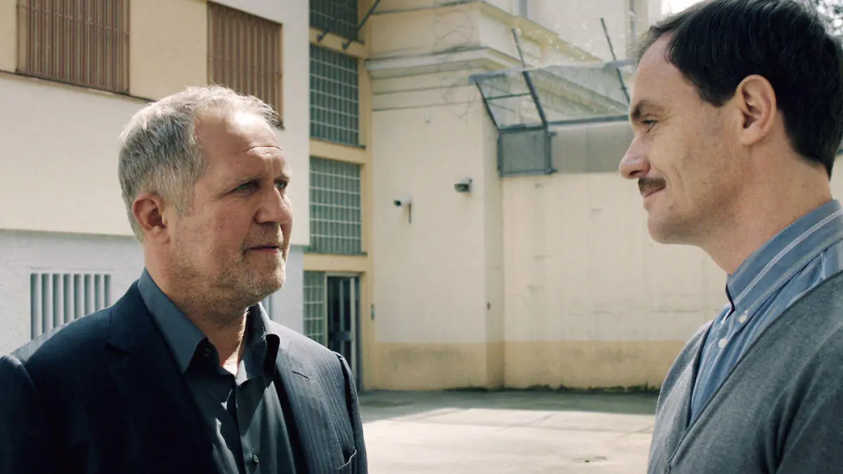 "Tatort"-Szene: Peter Wendler (Anian Zollner) bekommt Besuch im Gefängnis