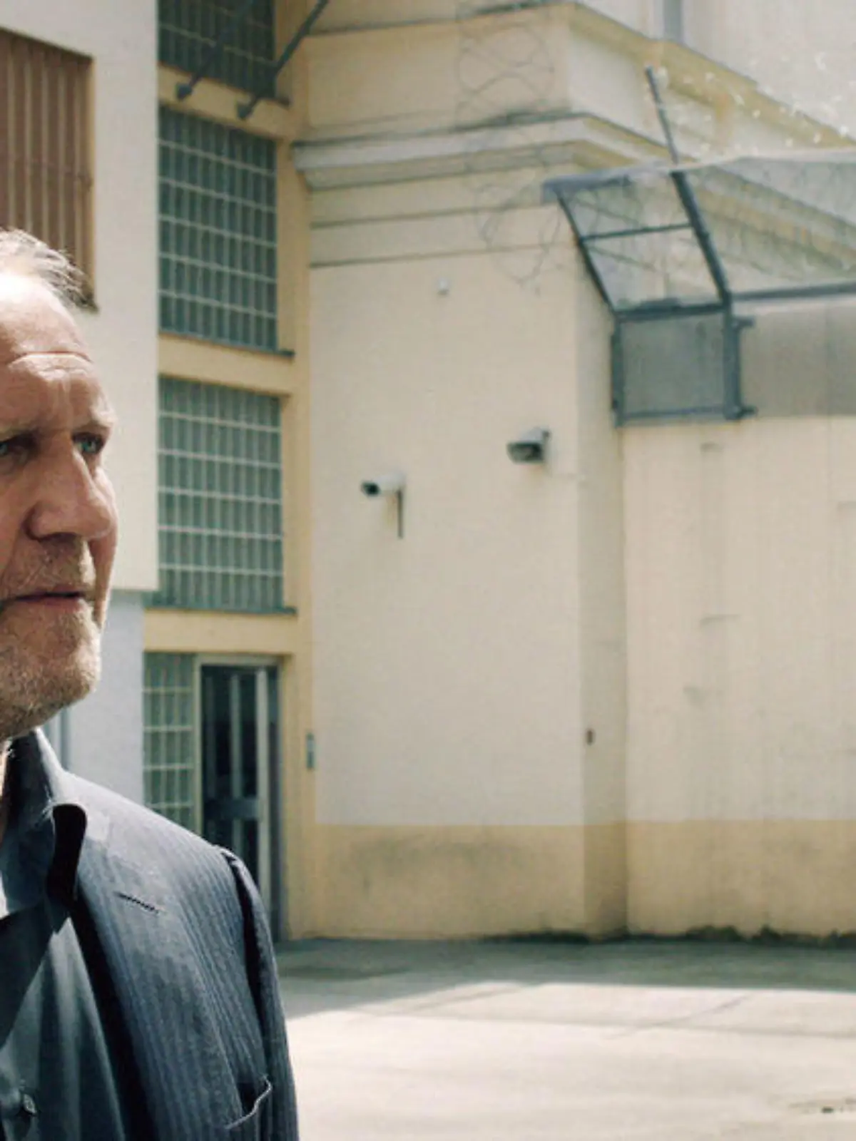 "Tatort"-Szene: Peter Wendler (Anian Zollner) bekommt Besuch im Gefängnis