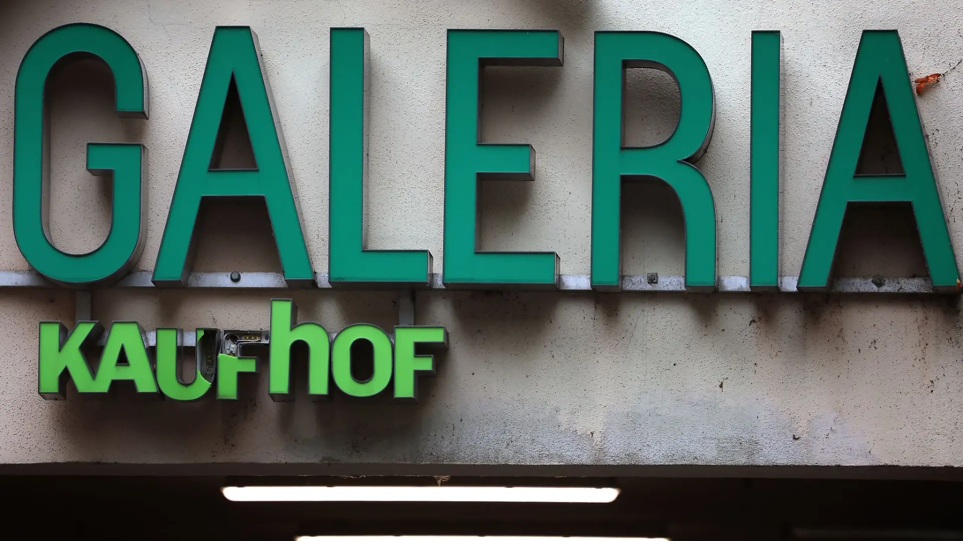 An einigen Galeria-Filialen, wie hier in Würzburg, hängt noch ein Kaufhof-Schriftzug.