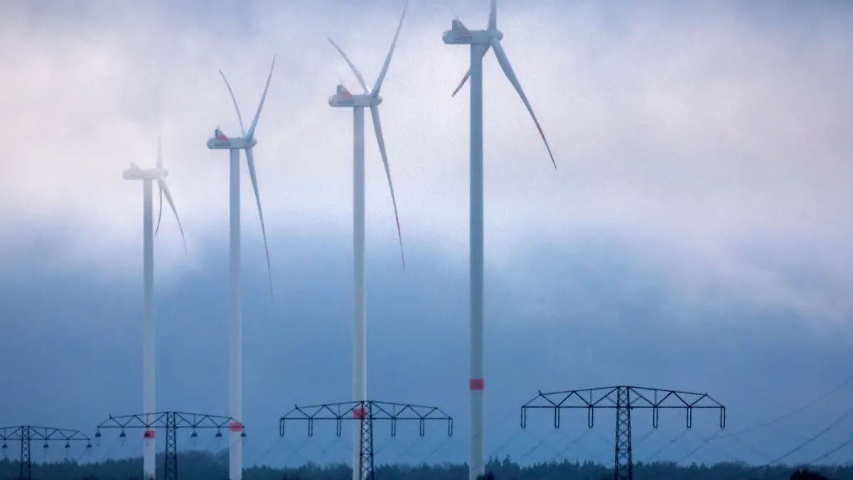 08.12.2022, Mecklenburg-Vorpommern, Parchim: Tief hängende Wolken ziehen über Anlagen in einem Windpark. Mit Nebel, Temperaturen um die null Grad und Schneeregen zeigt sich das Winterwetter in Norddeutschland von seiner eher unfreundlichen Seite. Foto: Jens Büttner/dpa +++ dpa-Bildfunk +++