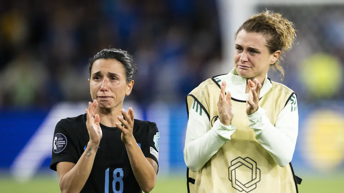 Italiens Arianna Caruso und Cristiana Girelli weinen nach dem EM-Aus.