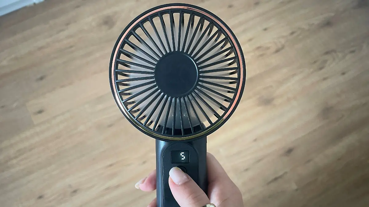 Redakteurin hält Ventilator in der Hand. LED-Display ist zu sehen. 