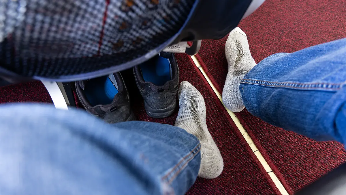 Schuhe im Flieger an oder aus? Als ehemalige Flugbegleiterin habe ich eine klare Meinung.