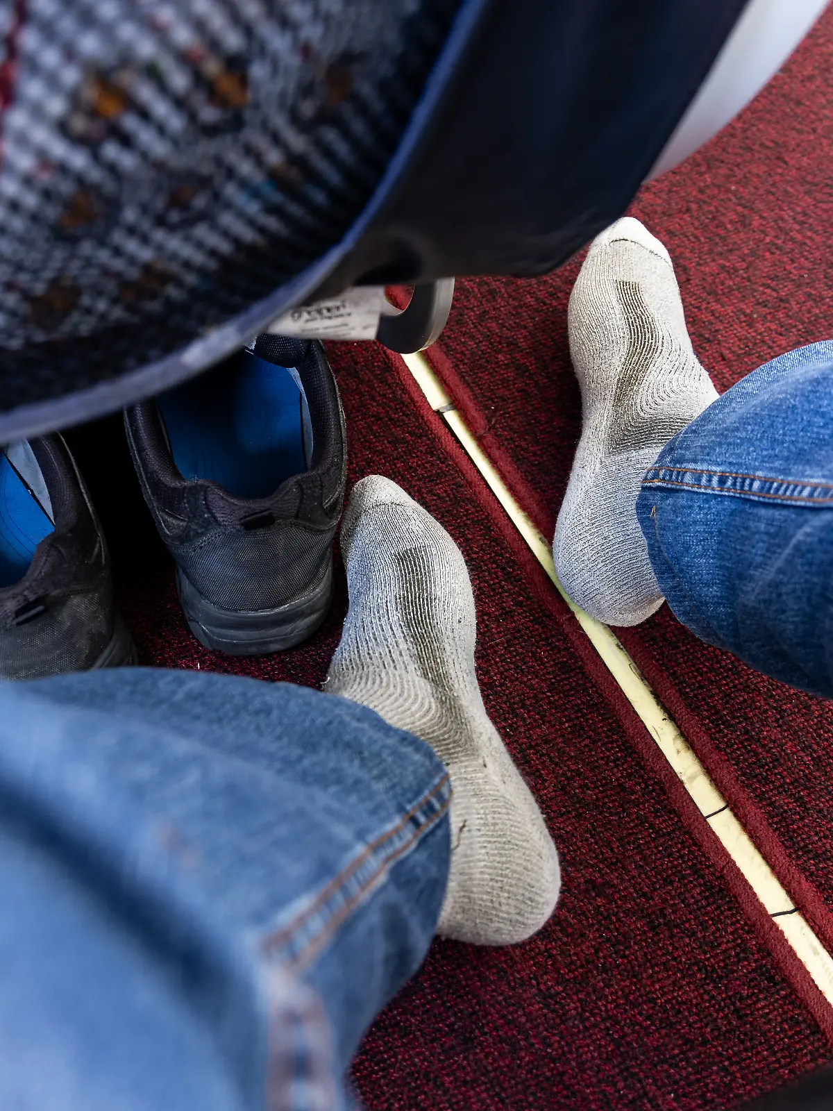 Schuhe im Flieger an oder aus? Als ehemalige Flugbegleiterin habe ich eine klare Meinung.