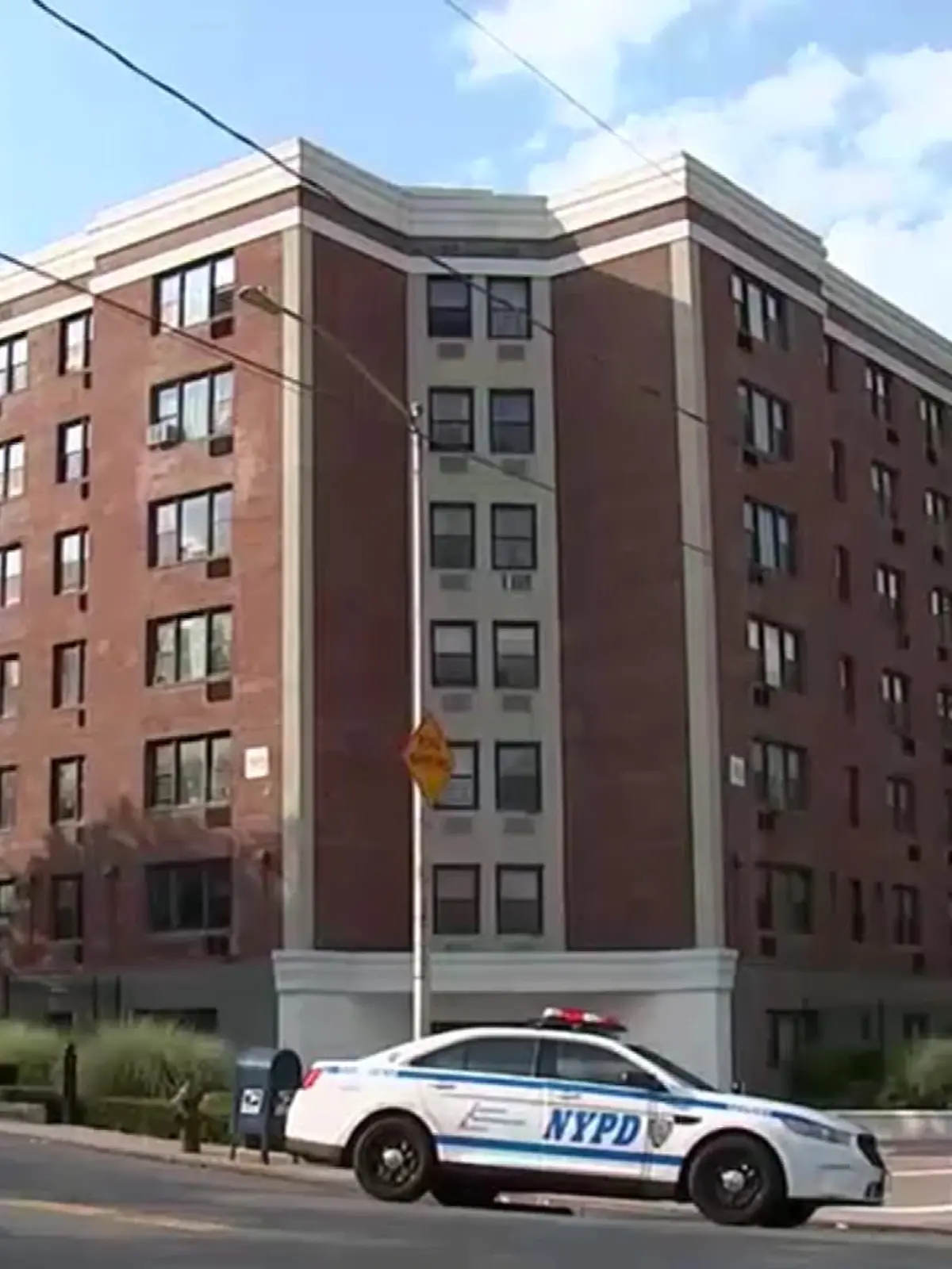 Polizeiauto vor Wohnhaus in New York. Stadtteil Staten Island