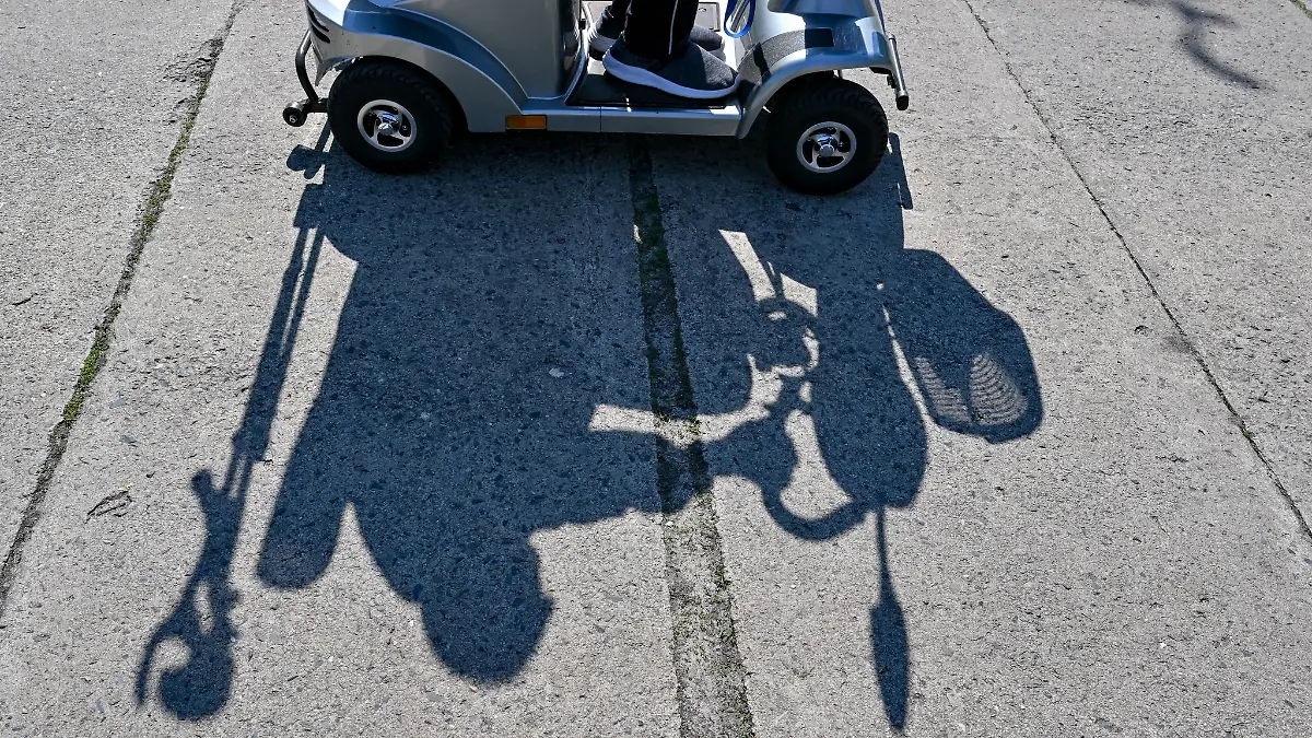Nach einem schweren Unfall ist eine 88-Jährige, die auf einem Elektromobil unterwegs war, nun gestorben. (Symbolbild)