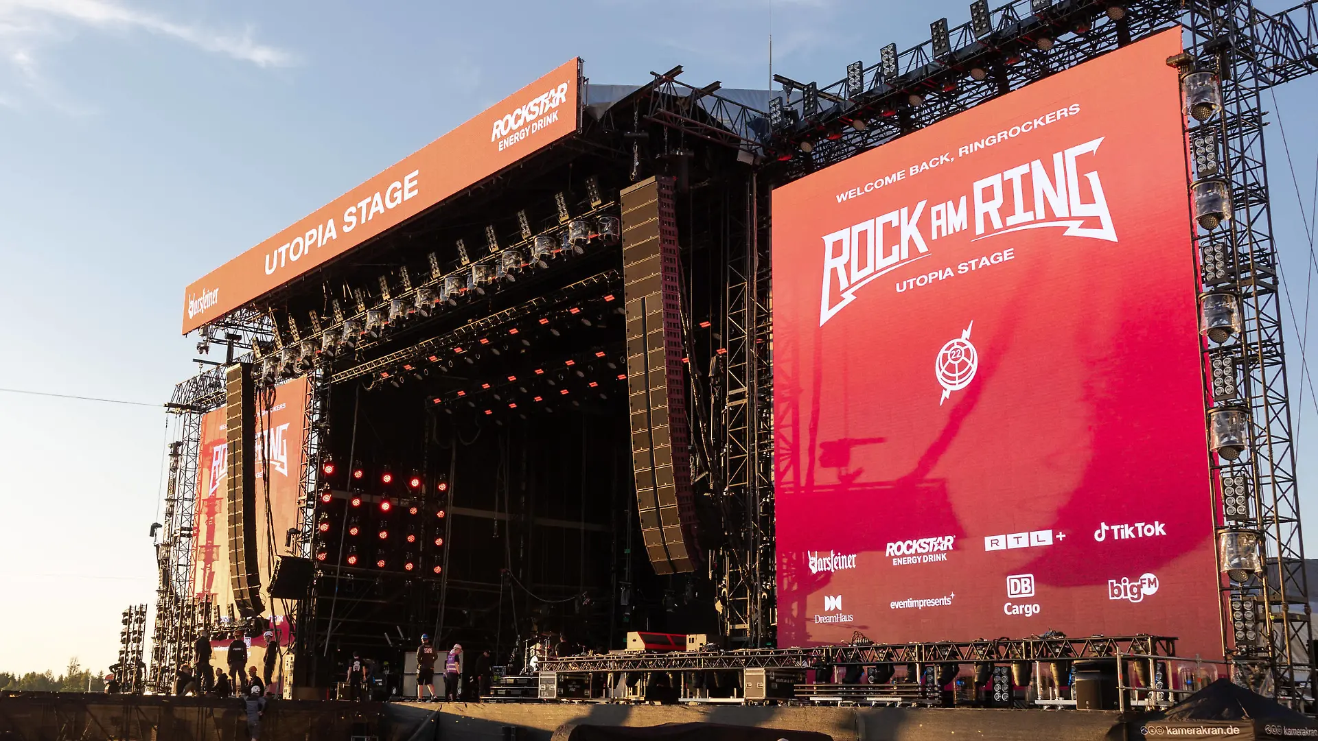 Die Utopia Stage, die Hauptbühne im Fahrerlager - Vorabend des 3 Tage Festival Rock am Ring vom 03.J-06. Juni 2022 auf dem Nürburgring in der Eifel. Das traditionsreichste Rockfestival ist ausverkauft und findet vor 90.000 Besuchern erstmals nach zwei Jahren der pandemiebedingten Absagen wieder statt. 02.06.2022 Nürburg Nürburgring Rheinland-Pfalz Deutschland *** The Utopia Stage, the main stage in the paddock eve of the 3 day festival Rock am Ring from 03 J 06 June 2022 at the Nürburgring in the Eifel The most traditional rock festival is sold out and will take place in front of 90 000 visitors for the first time after two years of cancellations due to pandemic 02 06 2022 Nürburg Nürburgring Rhineland Palatinate Germany