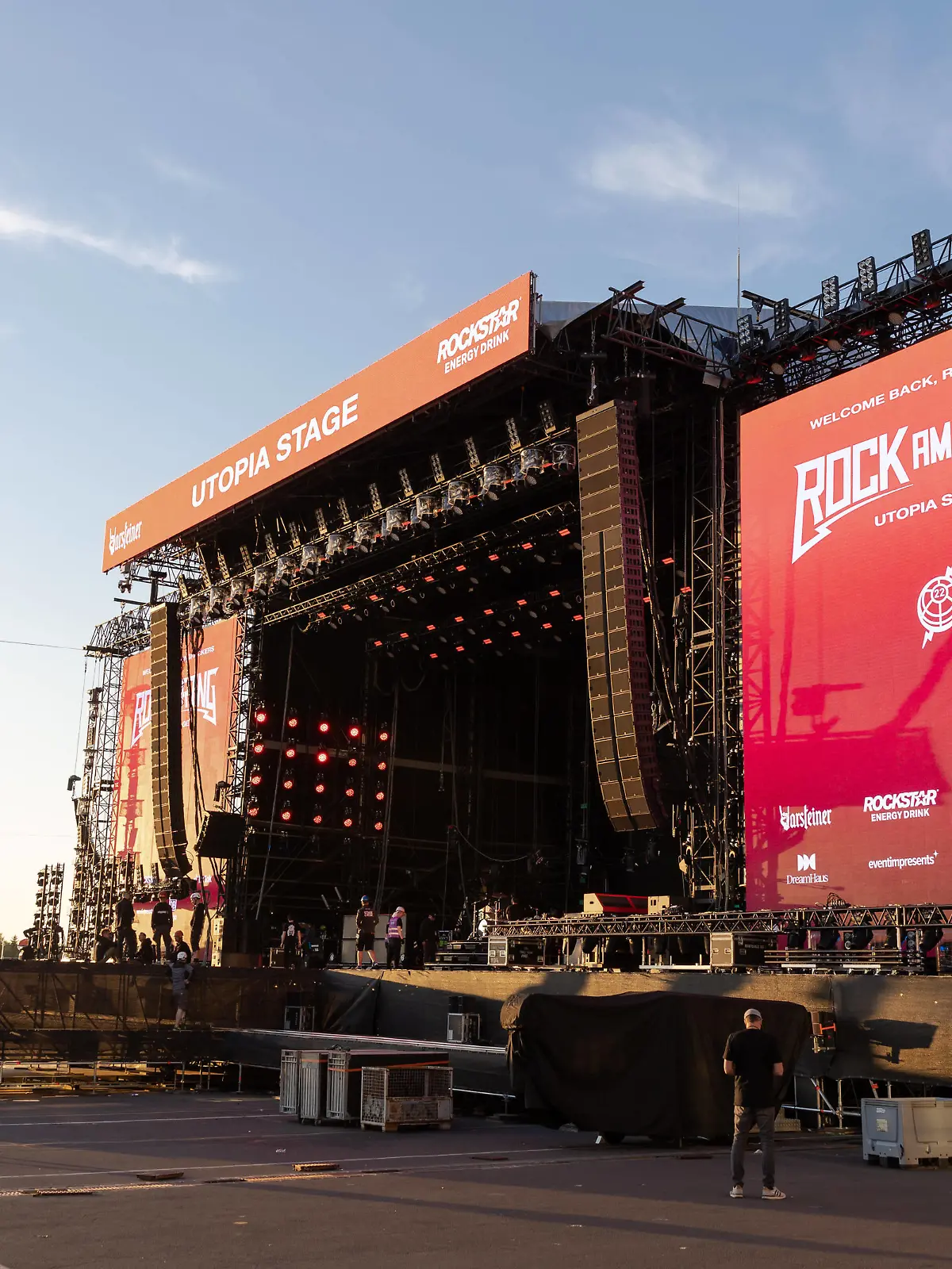  Die Utopia Stage, die Hauptbühne im Fahrerlager - Vorabend des 3 Tage Festival Rock am Ring vom 03.J-06. Juni 2022 auf dem Nürburgring in der Eifel. Das traditionsreichste Rockfestival ist ausverkauft und findet vor 90.000 Besuchern erstmals nach zwei Jahren der pandemiebedingten Absagen wieder statt. 02.06.2022 Nürburg Nürburgring Rheinland-Pfalz Deutschland *** The Utopia Stage, the main stage in the paddock eve of the 3 day festival Rock am Ring from 03 J 06 June 2022 at the Nürburgring in the Eifel The most traditional rock festival is sold out and will take place in front of 90 000 visitors for the first time after two years of cancellations due to pandemic 02 06 2022 Nürburg Nürburgring Rhineland Palatinate Germany