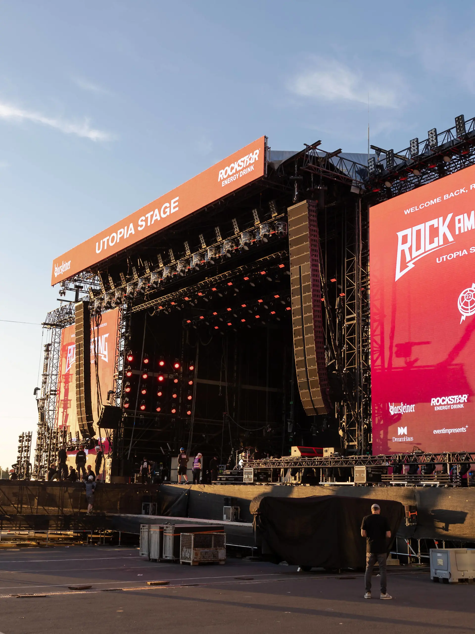  Die Utopia Stage, die Hauptbühne im Fahrerlager - Vorabend des 3 Tage Festival Rock am Ring vom 03.J-06. Juni 2022 auf dem Nürburgring in der Eifel. Das traditionsreichste Rockfestival ist ausverkauft und findet vor 90.000 Besuchern erstmals nach zwei Jahren der pandemiebedingten Absagen wieder statt. 02.06.2022 Nürburg Nürburgring Rheinland-Pfalz Deutschland *** The Utopia Stage, the main stage in the paddock eve of the 3 day festival Rock am Ring from 03 J 06 June 2022 at the Nürburgring in the Eifel The most traditional rock festival is sold out and will take place in front of 90 000 visitors for the first time after two years of cancellations due to pandemic 02 06 2022 Nürburg Nürburgring Rhineland Palatinate Germany