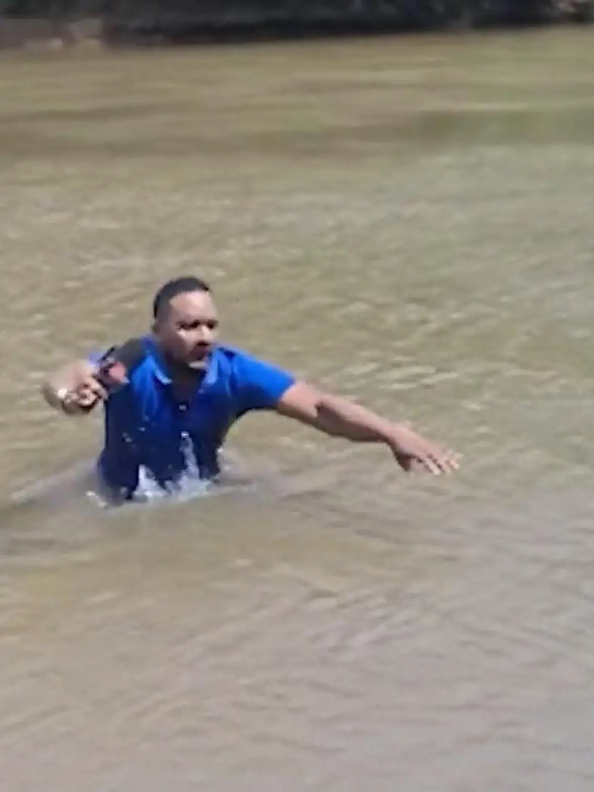 Bild zu: "Reporter berichtet über vermisstes Mädchen und stößt im Fluss auf die Leiche"