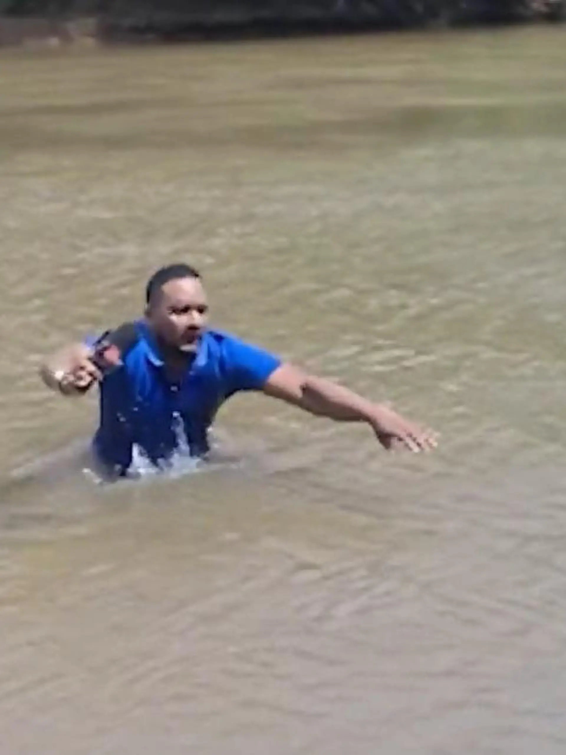 Bild zu: "Reporter berichtet über vermisstes Mädchen und stößt im Fluss auf die Leiche"