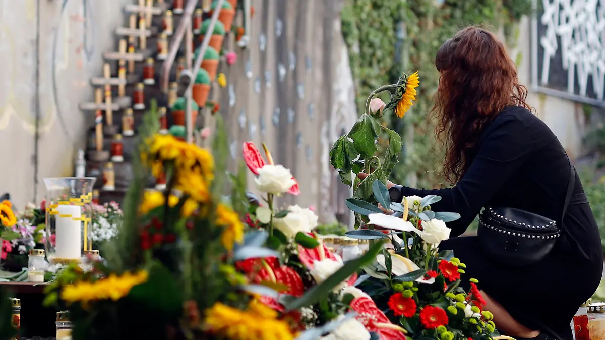 Blumen und Kränze liegen an der Loveparade-Gedenkstätte auf der Gedenkfeier zum 10. Jahrestag der Loveparade Katastrophe, bei der 21 Menschen starben. Duisburg 24.07.2020
