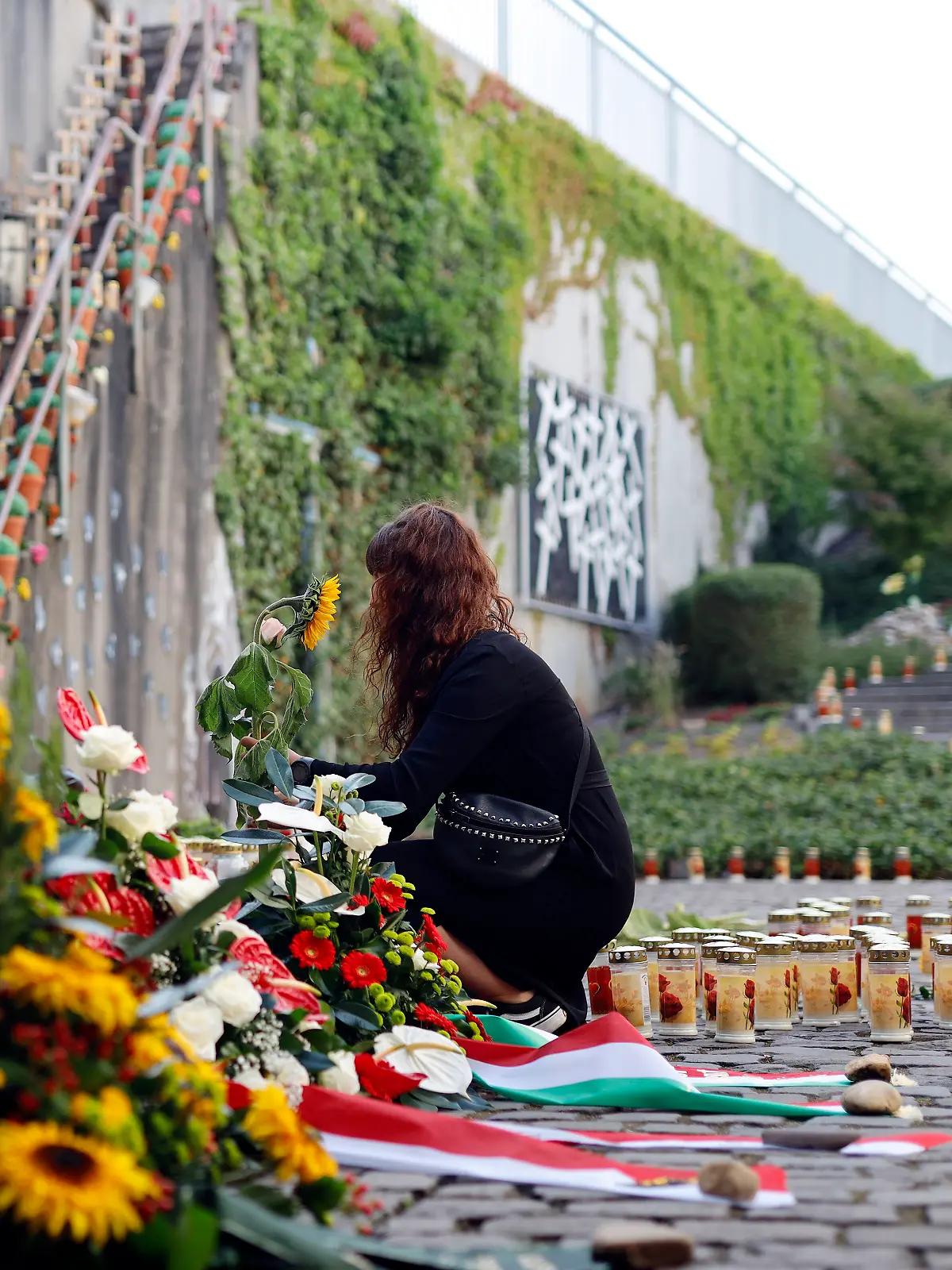 Blumen und Kränze liegen an der Loveparade-Gedenkstätte auf der Gedenkfeier zum 10. Jahrestag der Loveparade Katastrophe, bei der 21 Menschen starben. Duisburg 24.07.2020