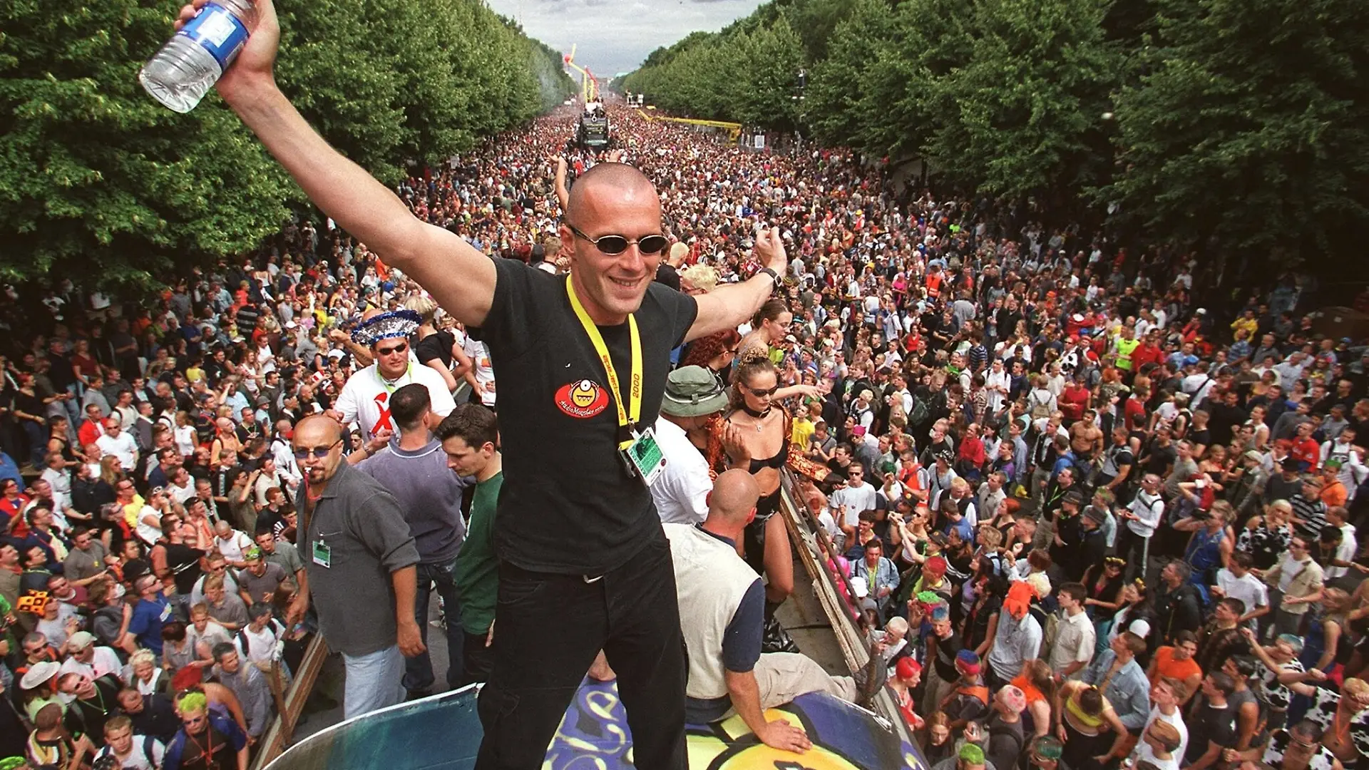 Michel Loris-Melikoff, Präsident des Vereins Streetparade Zuerich, tanzt am Samstag, 8. Juli 2000 an der Loveparade in Berlin, ausgelassen auf einem der zahlreichen Wagen.