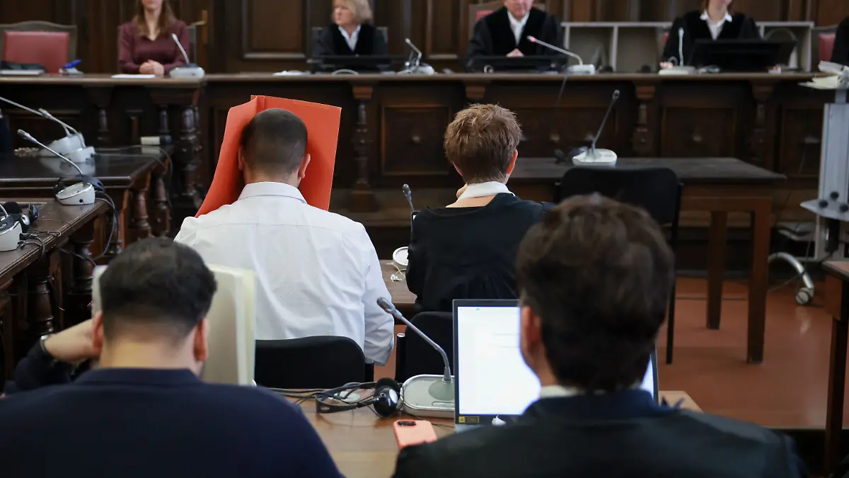 23.07.2025, Hamburg: In dem Mordprozess wegen eines illegalen Autorennens am 26.8.2024, bei dem ein Zweijähriger tödlich verletzt wurde, ist ein Urteil gefallen.