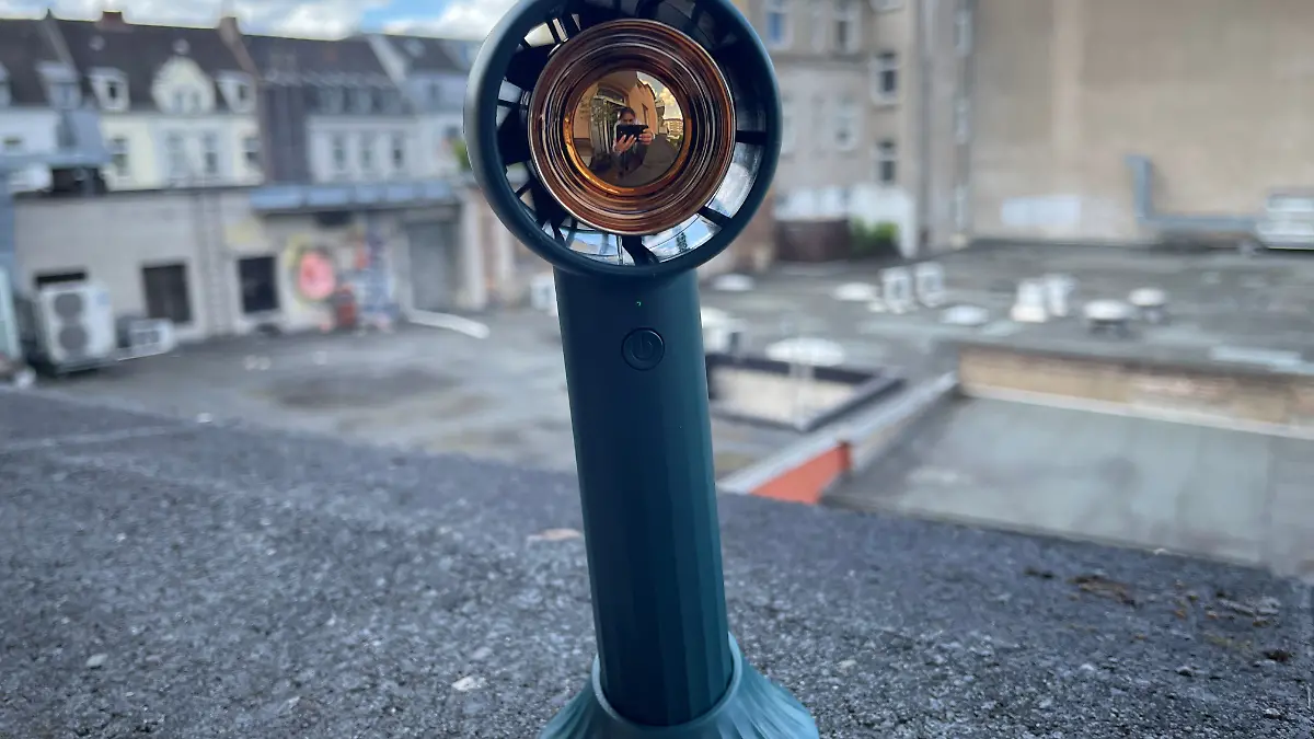 Ventilator steht auf Standfuß 