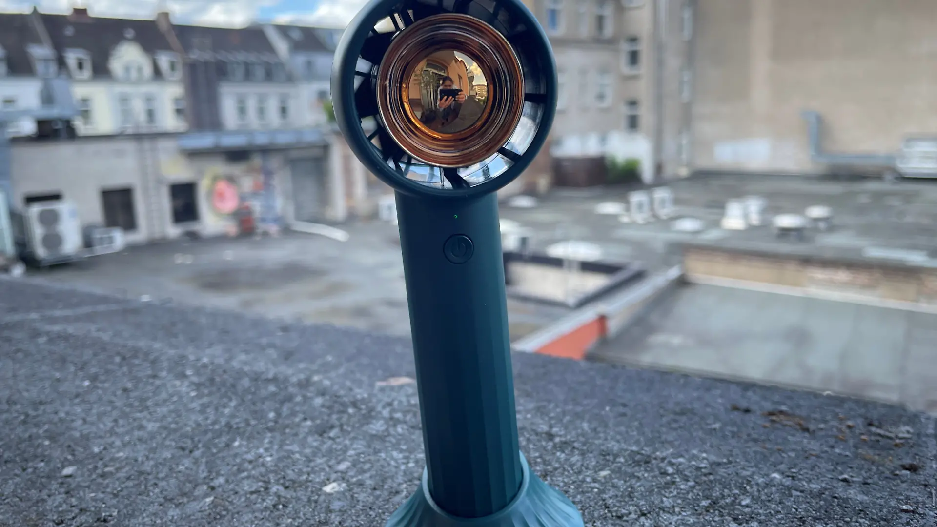 Ventilator steht auf Standfuß 