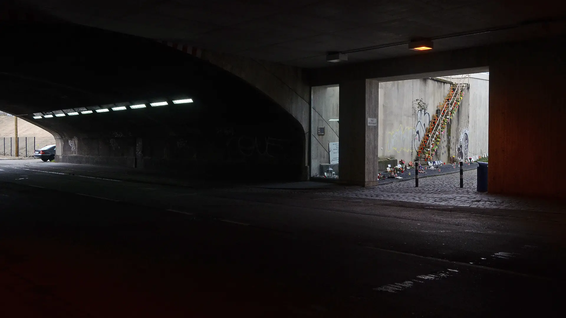 Der Unglückstunnel und die Gedenkstätte der Loveparade - Katastrophe vom 24. Juli 2010 stehen am 27.01.2014 in Duisburg (Nordrhein-Westfalen). Nach der Loveparade-Katastrophe in Duisburg mit 21 Toten stehen die Ermittlungen, nach dreieinhalb Jahren, kurz vor dem Abschluss. Zehn Beschuldigte sollen angeklagt werden.