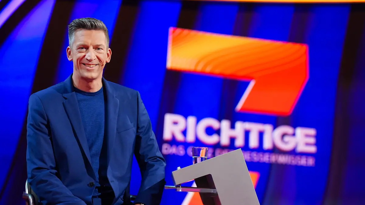 Steffen Hallaschka moderiert  die Quiz-Show „7 Richtige – Das Quiz der Besserwisser”. 