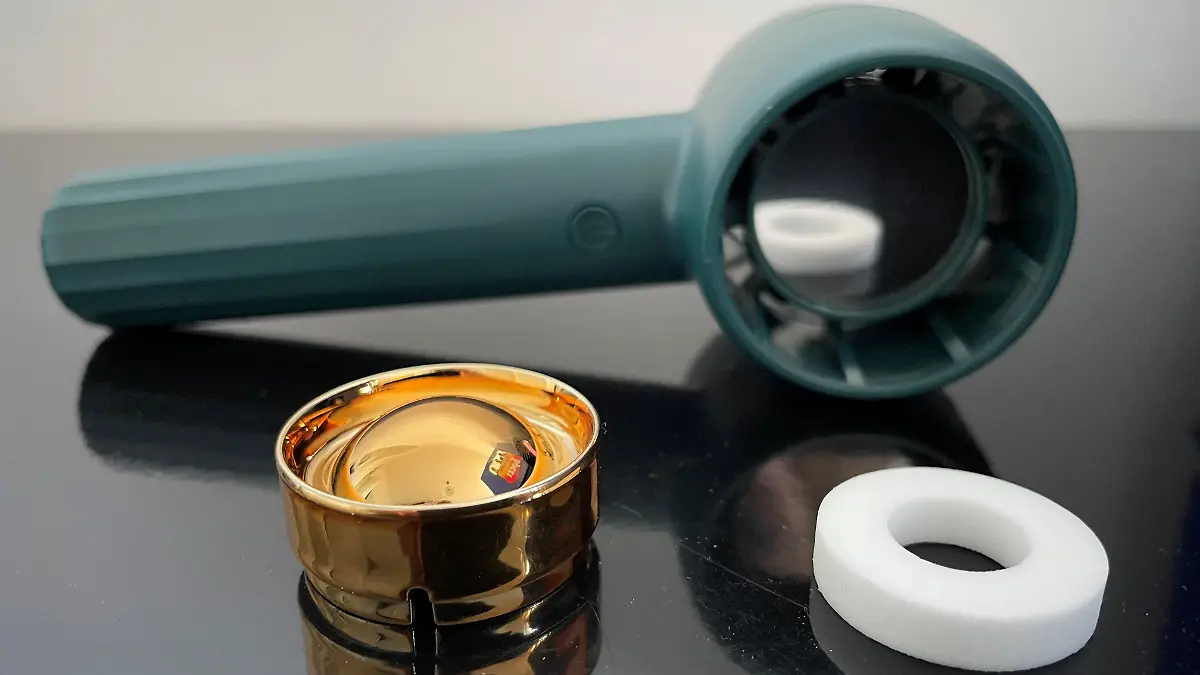 Ventilator mit weißem Duft-Ring auf Tisch 