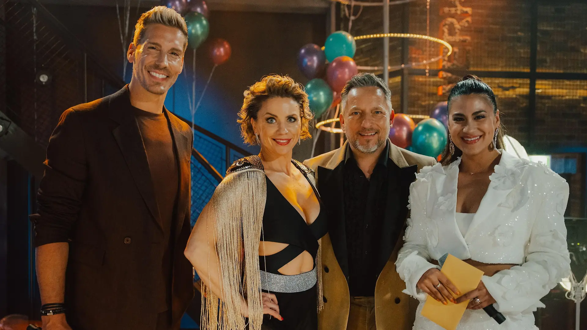 Norman Langen (l.) und Steffi Brungs (r.) freuen sich mit Yvonne (Gisa Zach) und Michael „Michi” (Lars Pape) über den gelungenen Auftritt bei dem Schlagerwettbewerb.