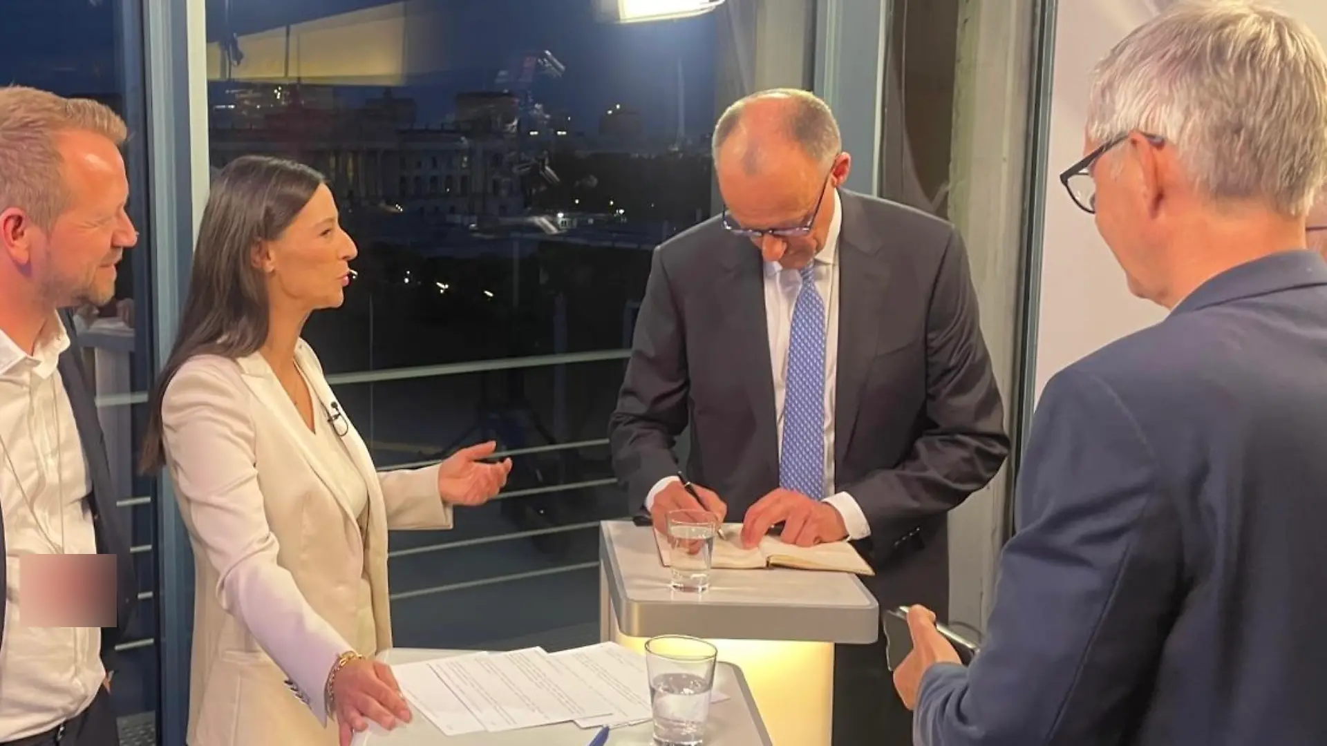 Friedrich Merz unterschreibt das Gästebuch von RTL Direkt