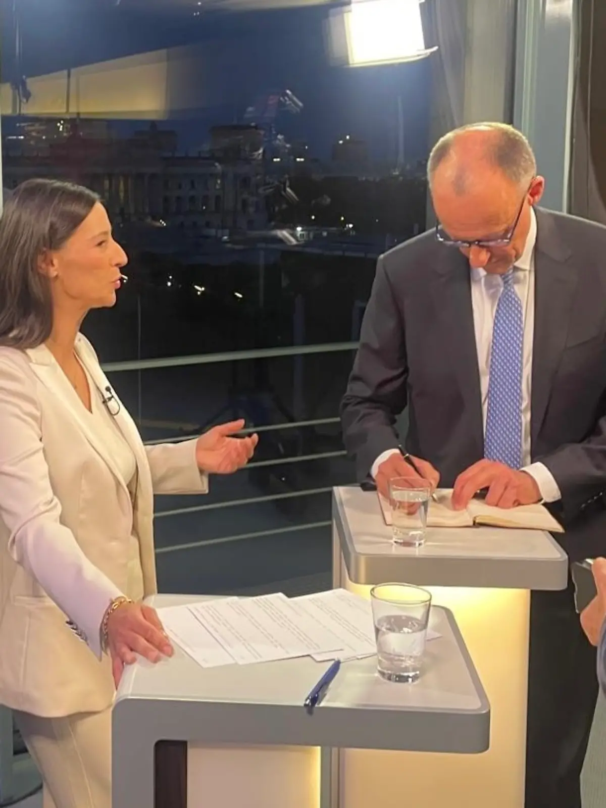 Friedrich Merz unterschreibt das Gästebuch von RTL Direkt