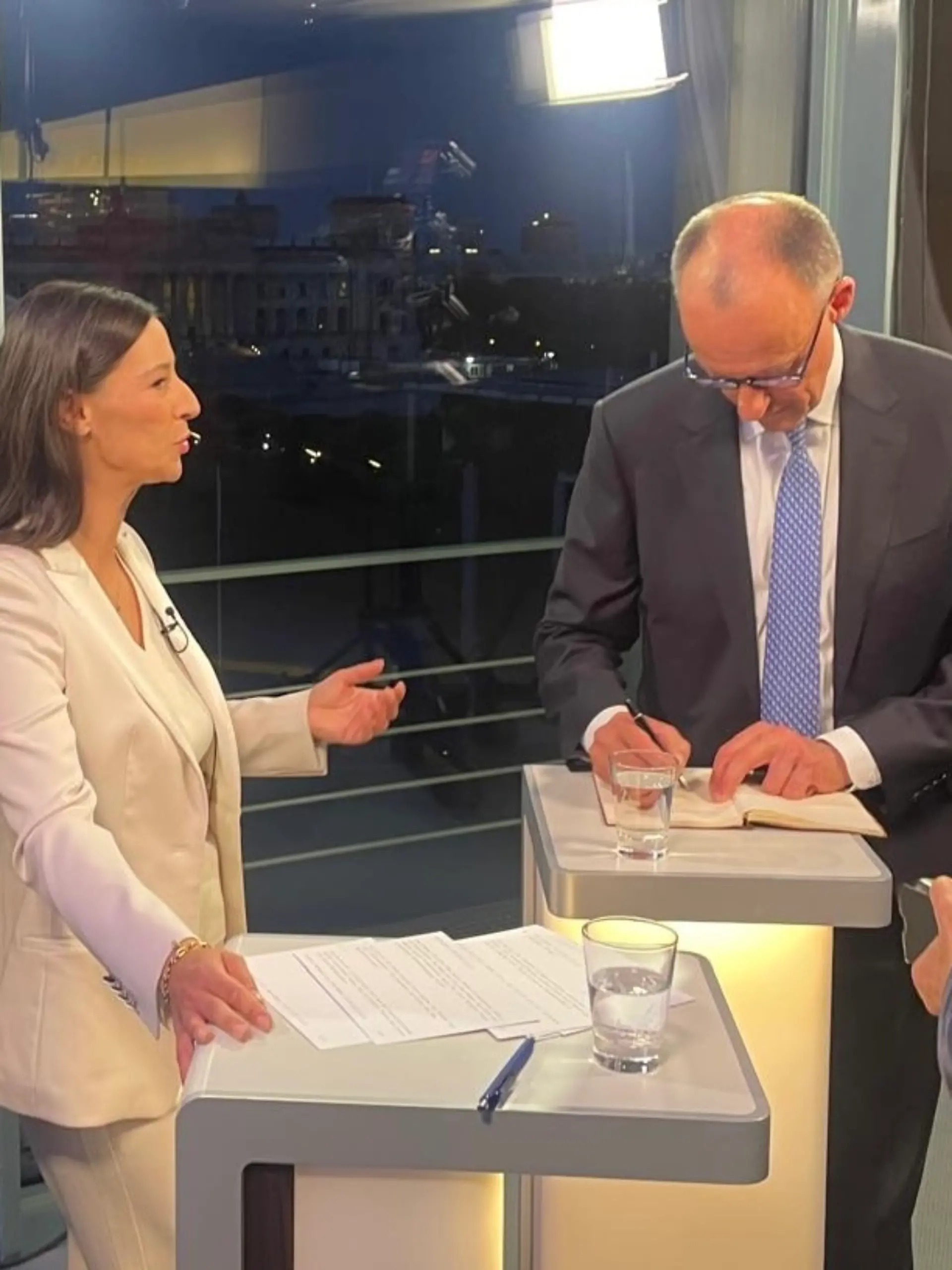 Friedrich Merz unterschreibt das Gästebuch von RTL Direkt