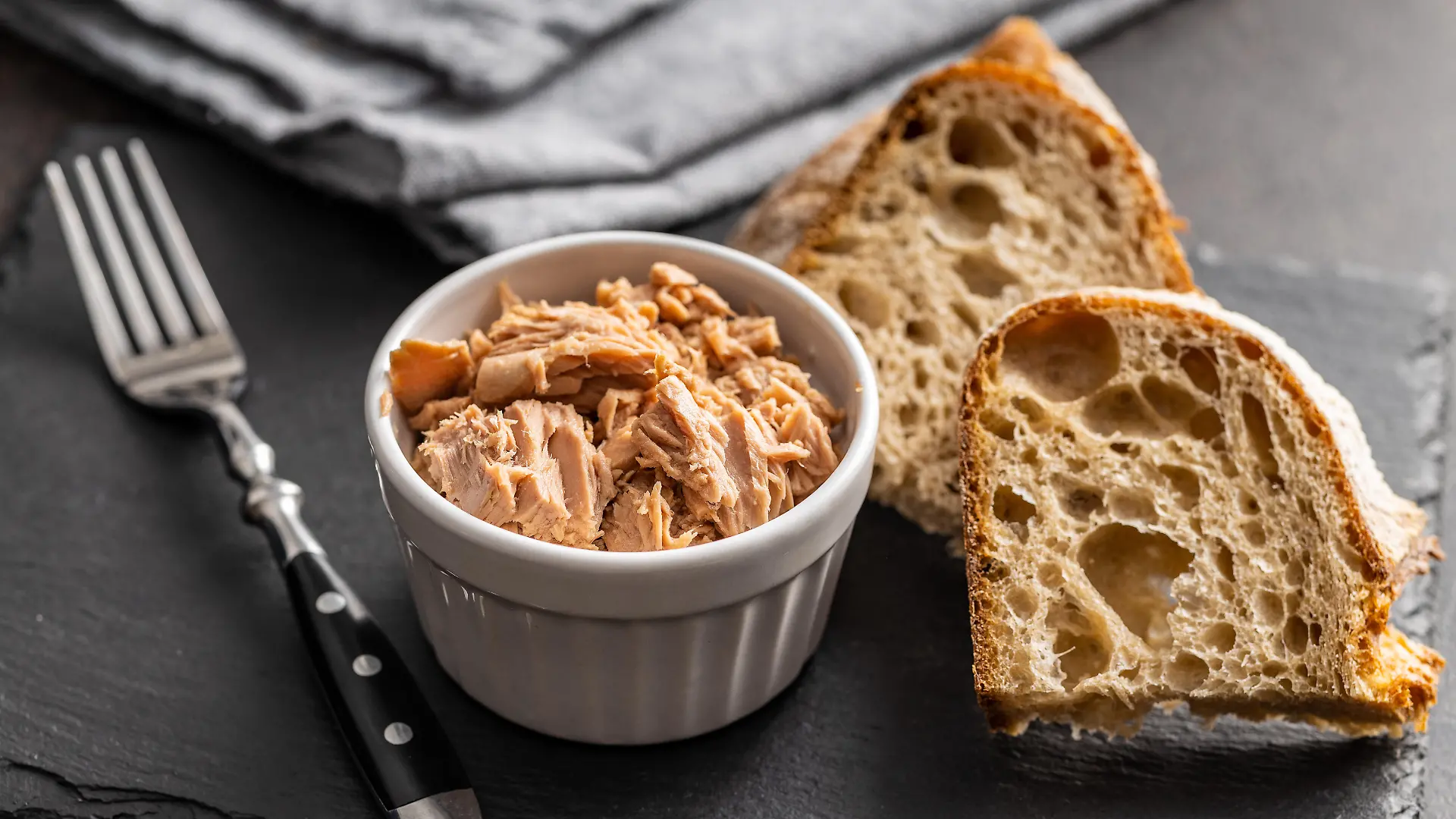 Thunfisch aus der Dose, angerichtet mit Brot
