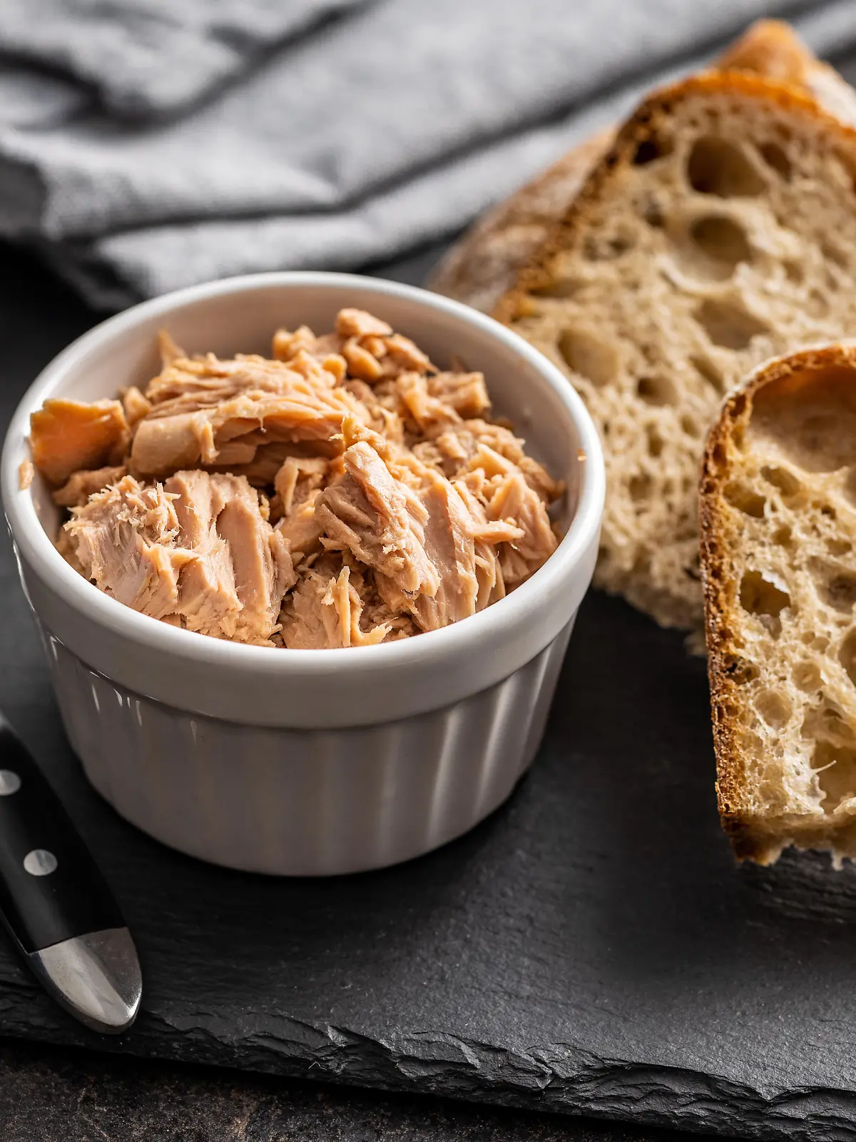 Thunfisch aus der Dose, angerichtet mit Brot