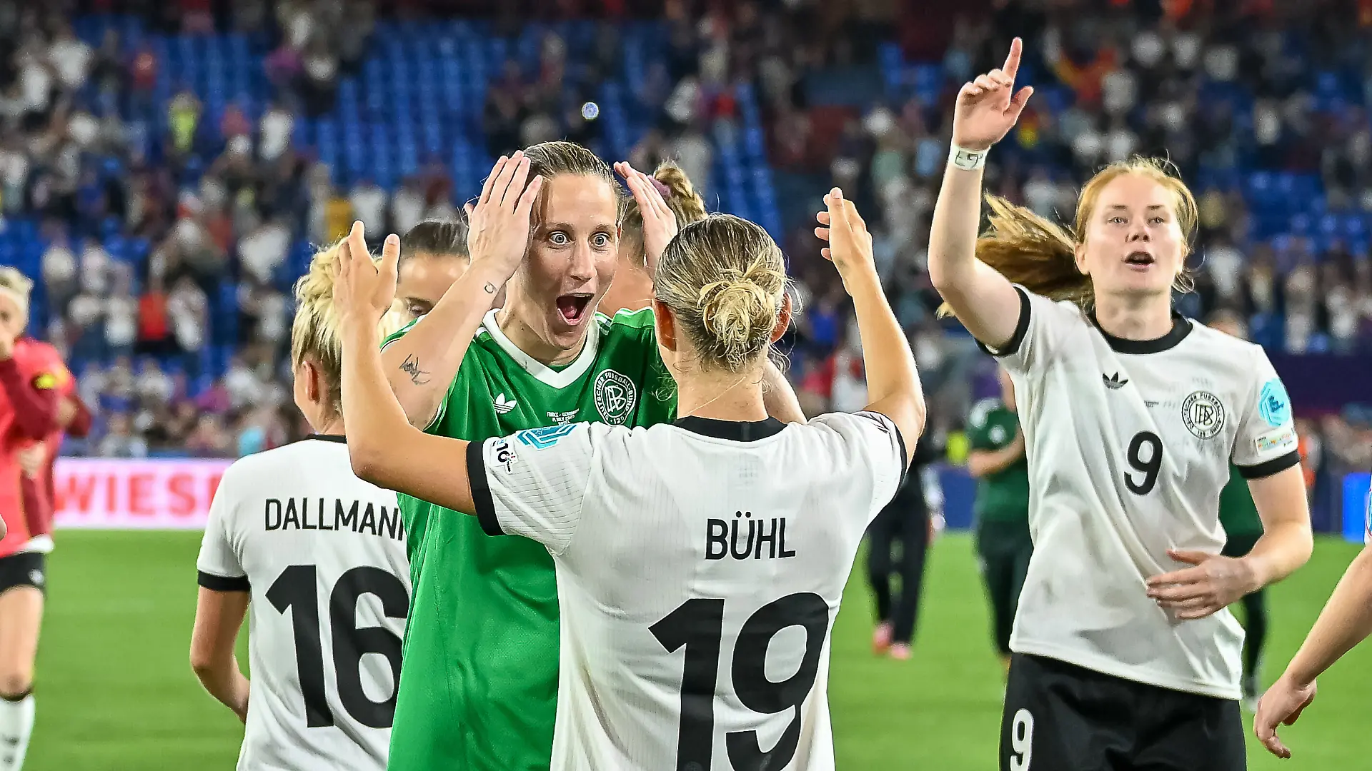 Ann-Katrin Berger und Klara Bühl jubeln nach dem Sieg im EM-Viertelfinale 2025 gegen Frankreich