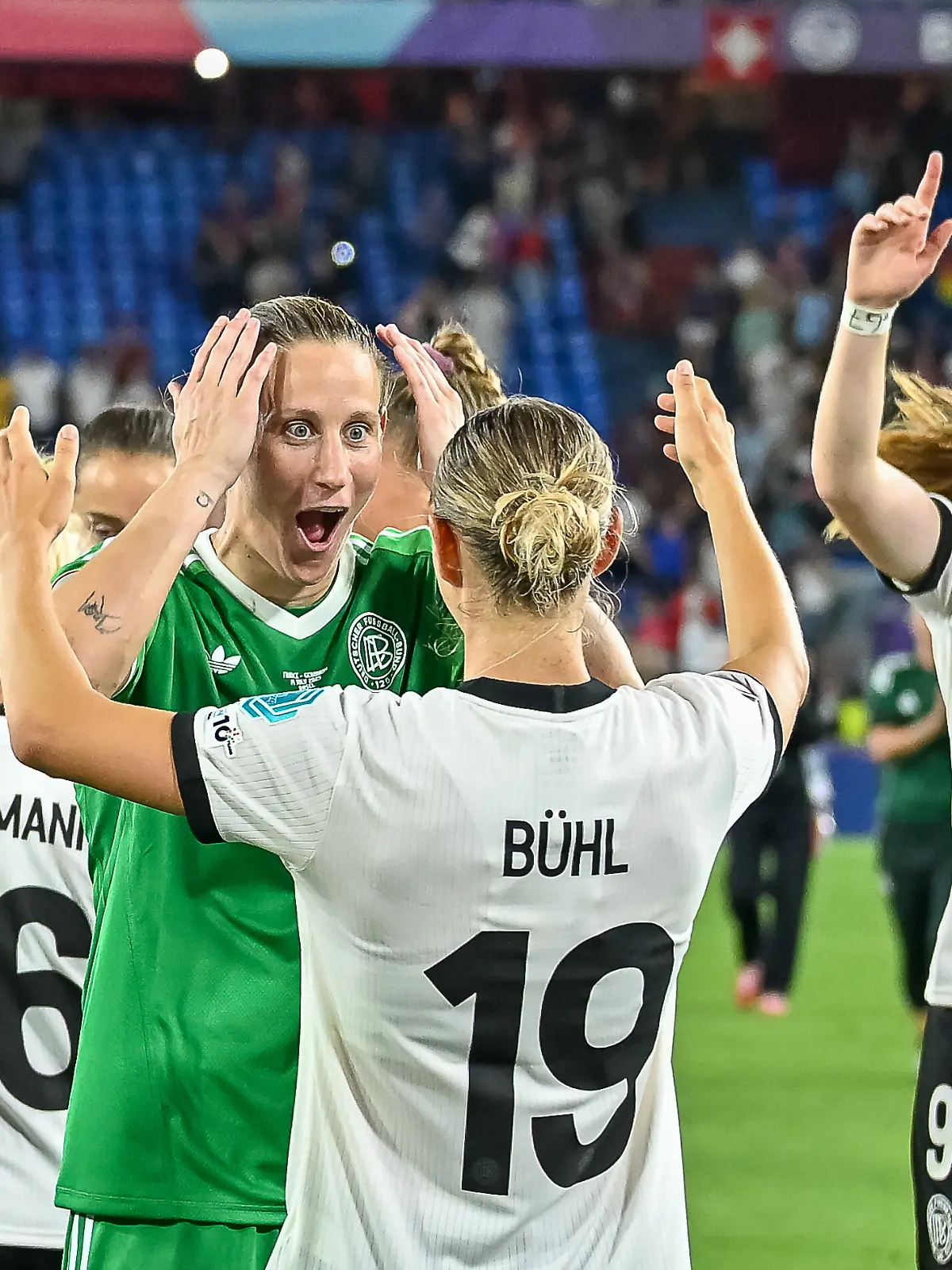 Ann-Katrin Berger und Klara Bühl jubeln nach dem Sieg im EM-Viertelfinale 2025 gegen Frankreich