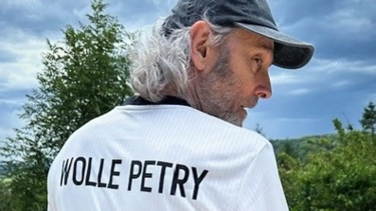 Der Sänger Wolfgang „Wolle” Petry in einem Trikot der deutschen Nationalmannschaft mit der Rückennummer 12 und er Aufschrift „Wolle Petry”