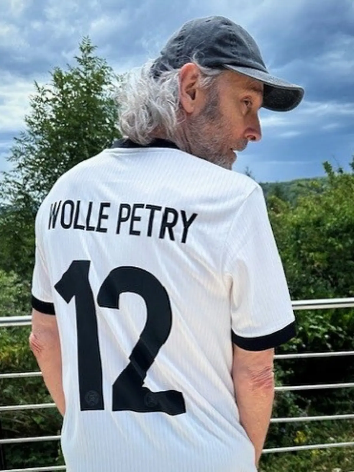Der Sänger Wolfgang „Wolle” Petry in einem Trikot der deutschen Nationalmannschaft mit der Rückennummer 12 und er Aufschrift „Wolle Petry” 