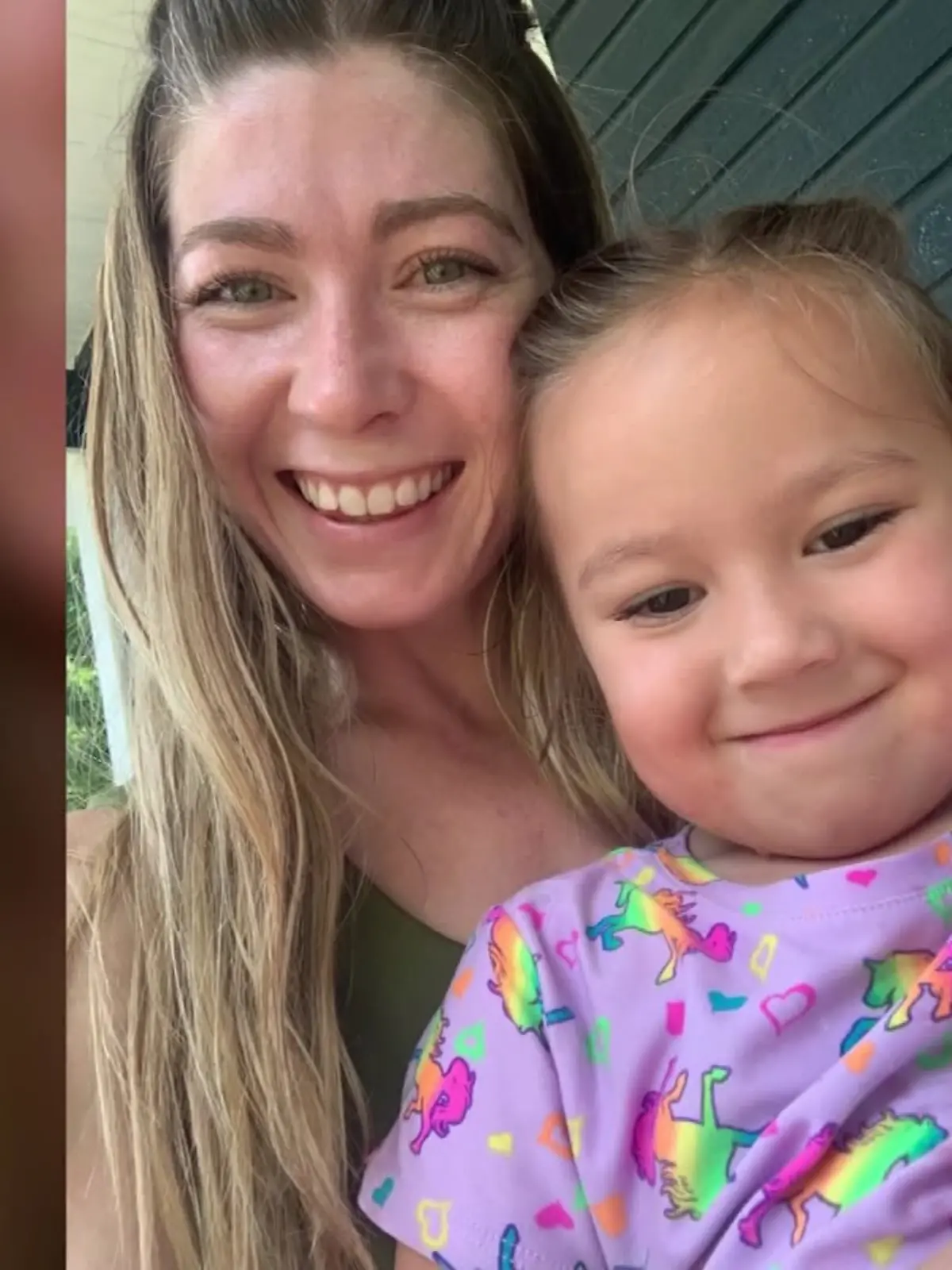 Bild zu: "Pitbulls attackieren Mama Lindsay – Tochter (6) wählt Notruf und rettet ihr das Leben"