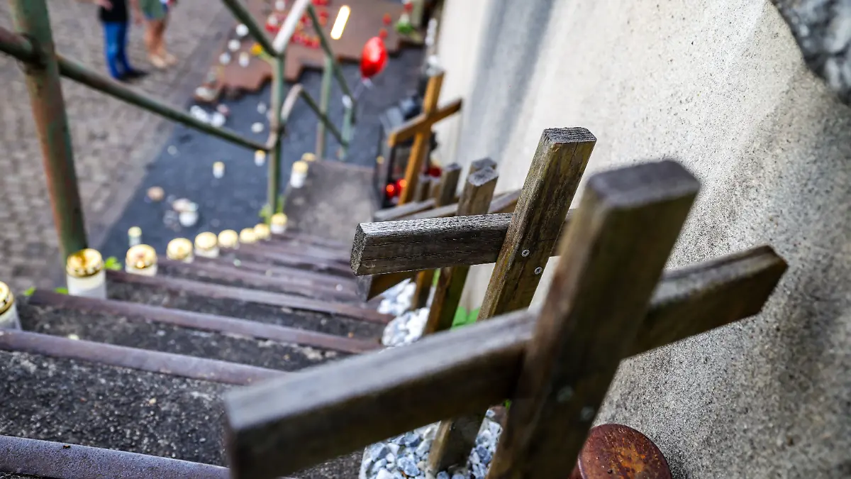 Auf der Treppe am Unglücksort stehen 21 Holzkreuze, für jede verstorbene Person ein Kreuz.