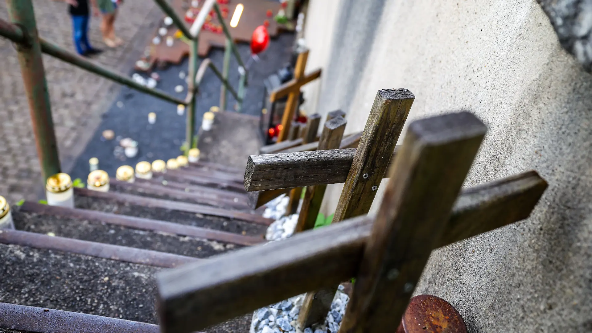 Auf der Treppe am Unglücksort stehen 21 Holzkreuze, für jede verstorbene Person ein Kreuz.
